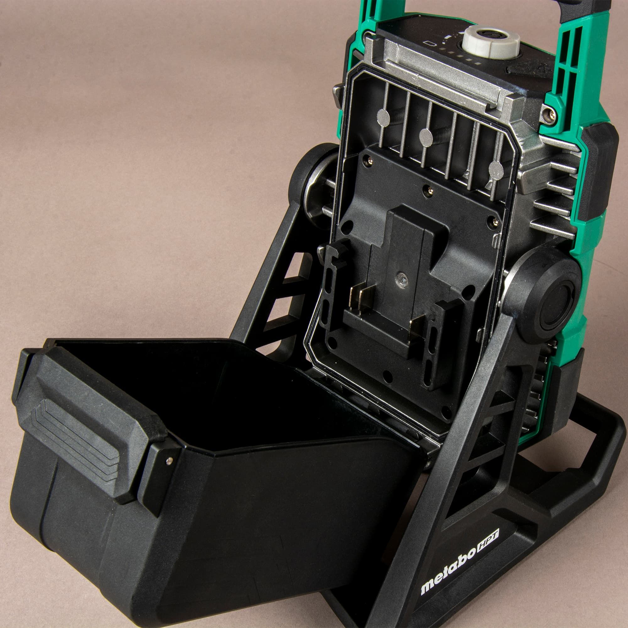 Metabo HPT 18V MultiVolt Cordless 4000 Lumen LED Work Light UB18DCQ4 - Black/Green by Metabo HPT - Image 3